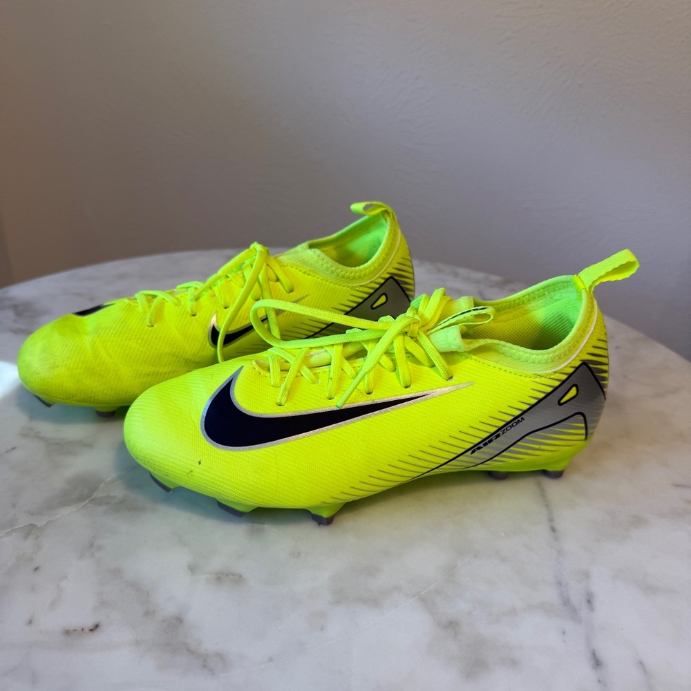 Youth Nike Jr. Mercurial Vapor 16
Academy soccer cleats size 4Y